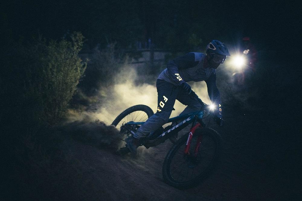 Fox Lunar, abbigliamento da MTB uomo/donna per essere visibili anche al buio