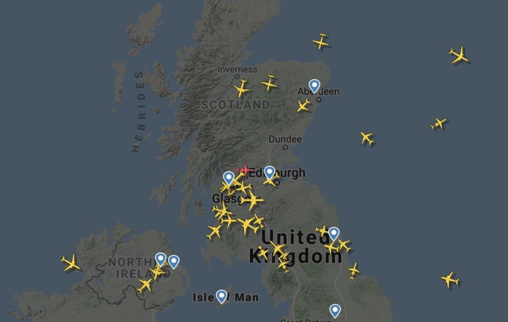 Polizia su moto elettriche, ambulanze ad idrogeno, ma i vip arrivano solo con jet privati: ingorgo nei cieli di Glasgow.