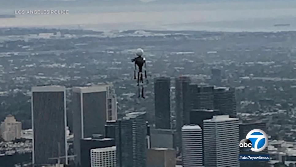L’uomo volante misterioso di Los Angeles non è pericoloso per gli aerei di linea