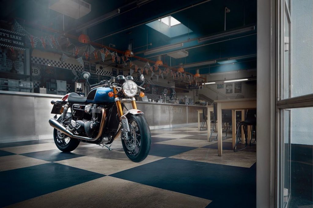 Triumph Thruxton RS Ton Up Edition 2022 per gli appassionati di café racer