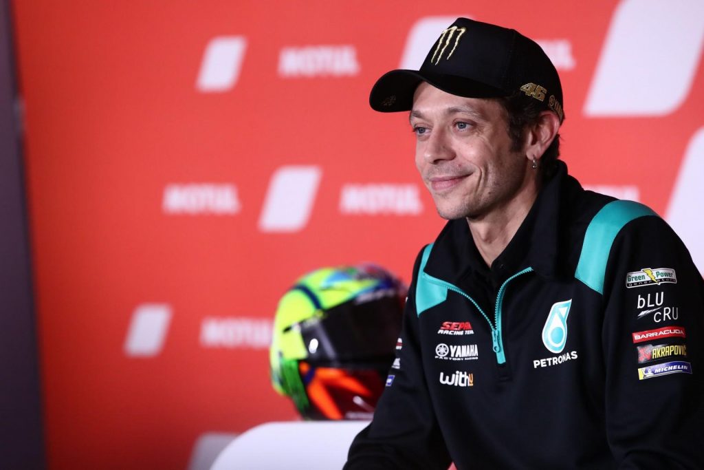 L’ultima conferenza stampa di Valentino Rossi: “Forse piangerò, ma vorrei chiudere col sorriso”.