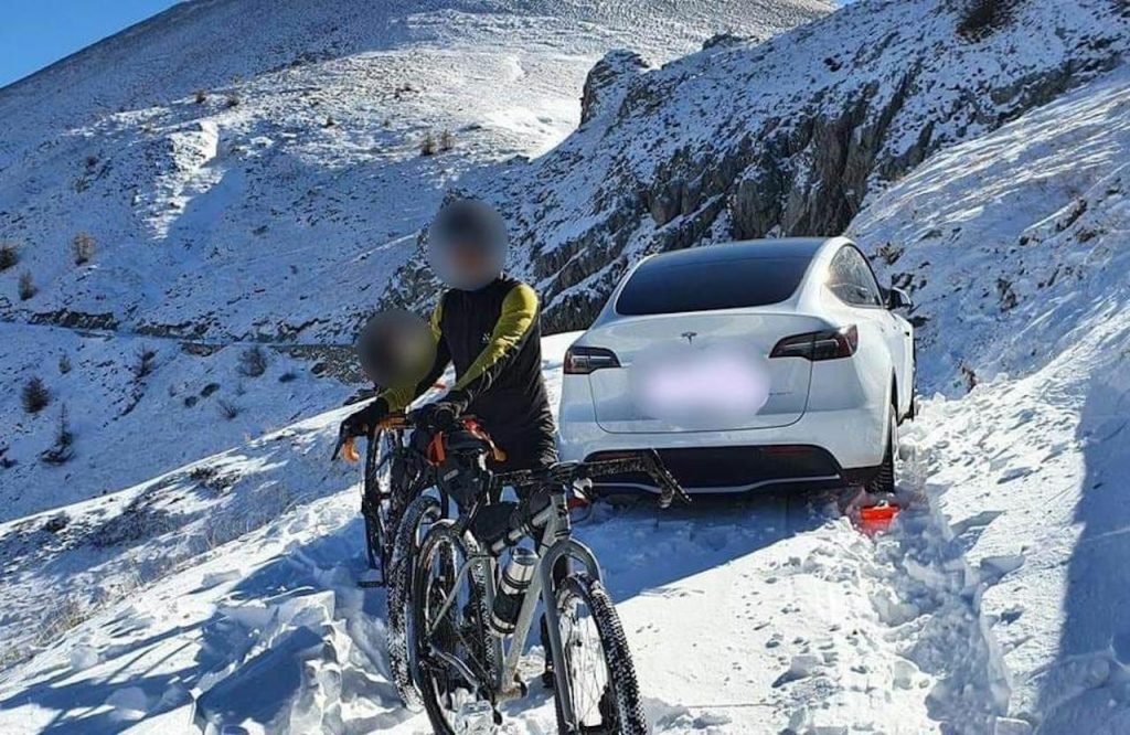 Con la Tesla Model 3 a 2.200 metri sulla strada chiusa per neve, finisce che devono chiamare i soccorsi