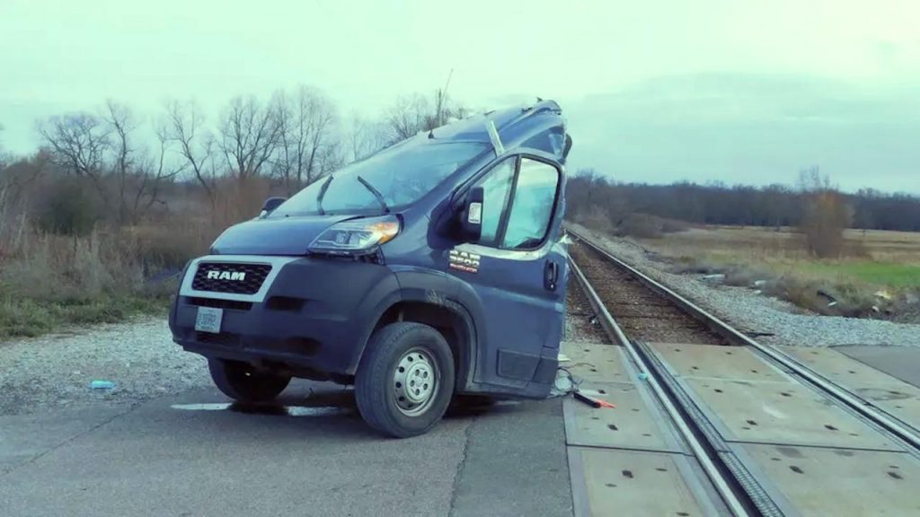 Consegna Amazon in ritardo: il furgone è stato tagliato in due da un treno