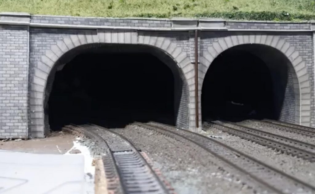 Non indovinerete mai cosa esce da questo tunnel ferroviario