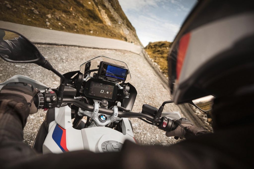 BMW Motorrad ConnectedRide Cradle: supporto per usare lo smartphone come navigatore satellitare