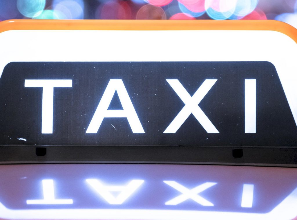 Una donna ha pagato 10.000$ per una corsa in taxi di 1 km