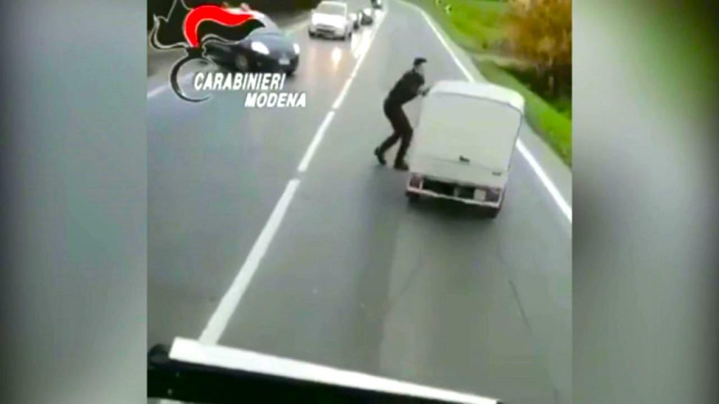 Apecar in contromano fermata da Carabiniere a piedi a Modena