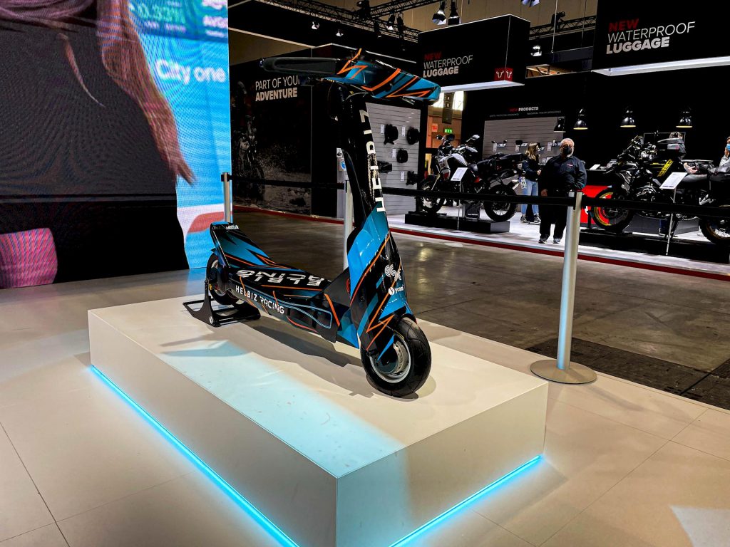 Helbiz S1-X: ad Eicma 2021 il monopattino di eSkootr Championship