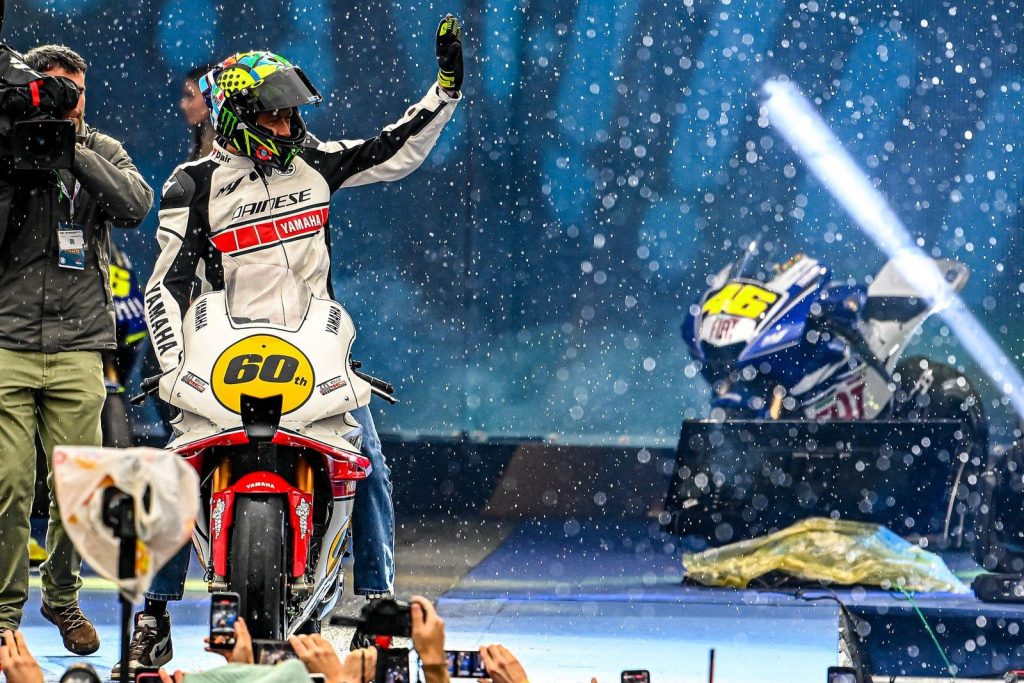 EICMA 2021: Valentino Rossi “Rockstar” infiamma il pubblico del Salone di Milano