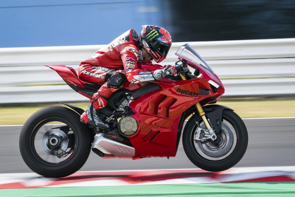 Ducati Panigale V4 2022: ancora più performante, ancora più veloce