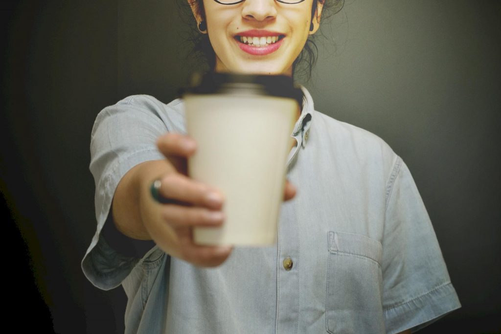 Perché dovresti è meglio non bere caffè o tè in aereo.