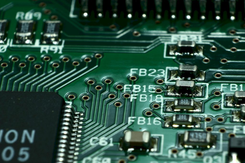 La crisi dei semiconduttori evidenzia che la priorità sono i computer e non le auto