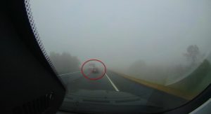 auto sorpasso nebbia