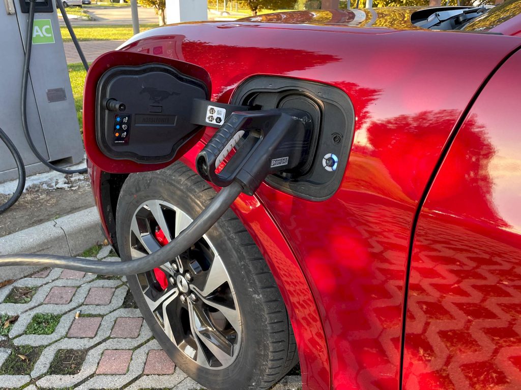 Grazie ai soliti maleducati niente più ricarica gratis per le auto elettriche