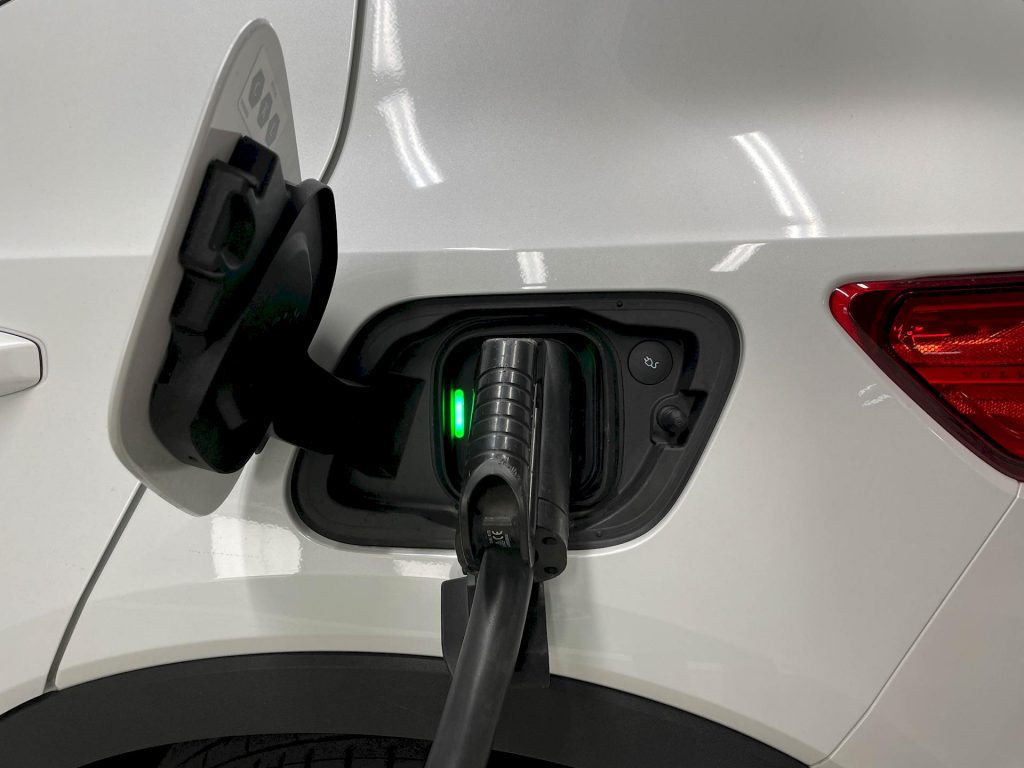 Scienziati scoprono il modo di ricaricare le batterie delle auto elettriche al 90% in 10 minuti