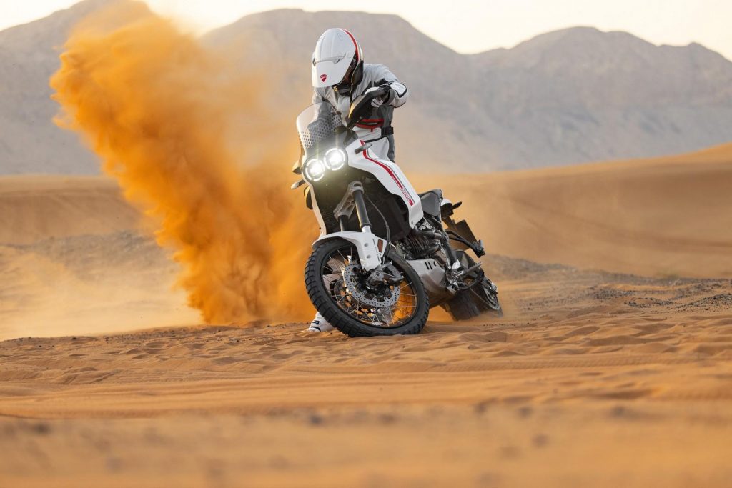Ducati DesertX 2022 nel deserto