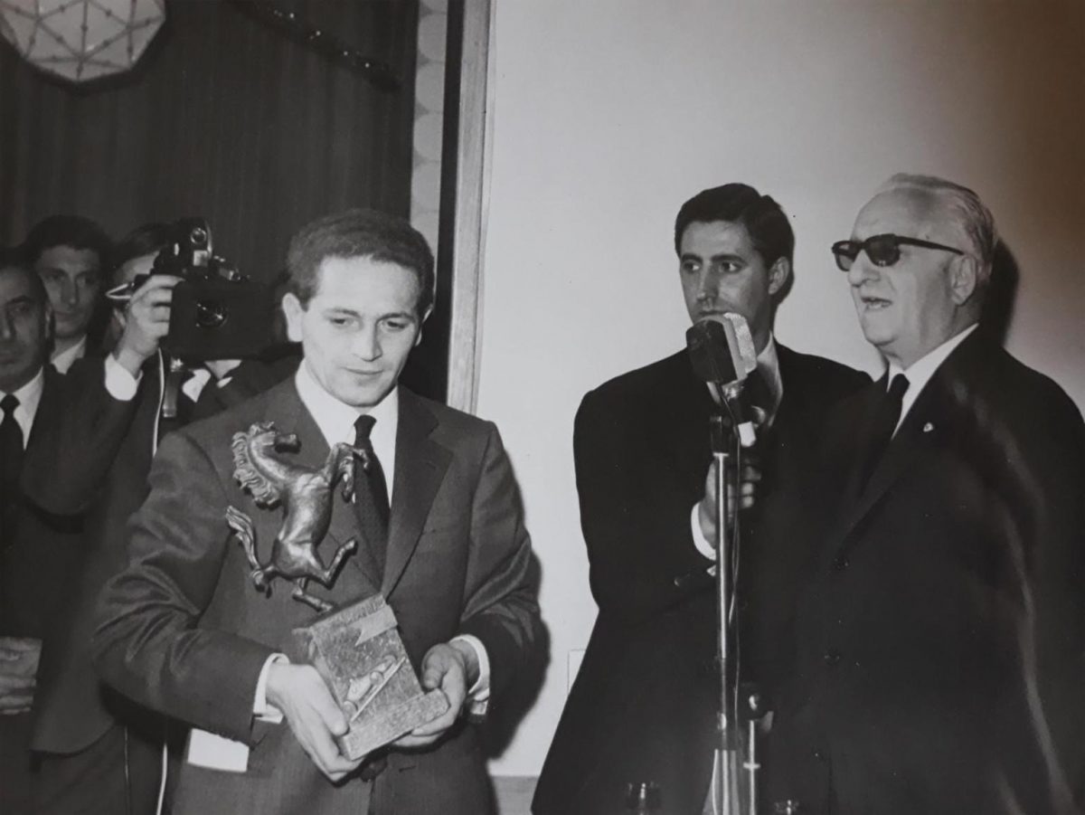 Sauro premiato da Enzo Ferrari come servizio assistenza del Cavallino nel 1974