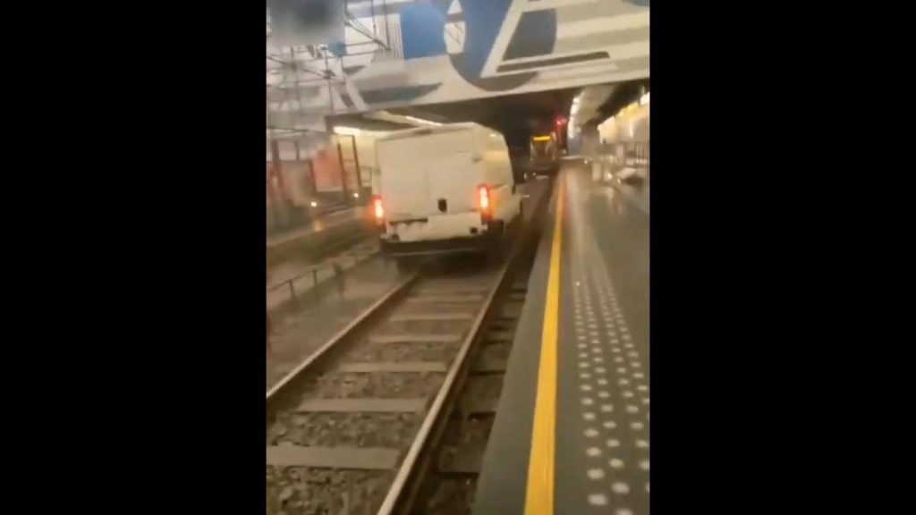 Il video del furgone che taglia il traffico utilizzano i binari della metro.