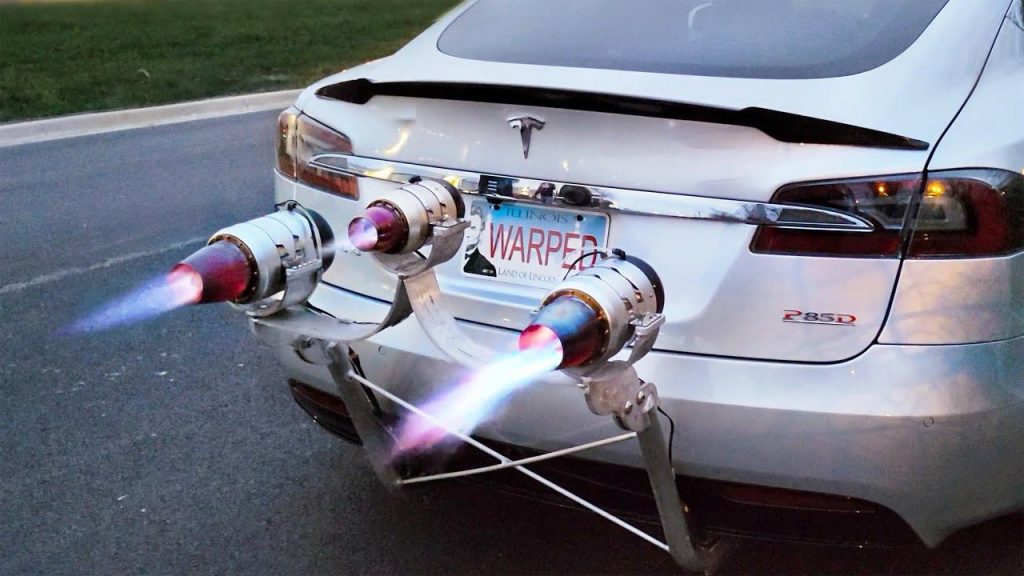 La Tesla Model S con tre motori a reazione è geniale
