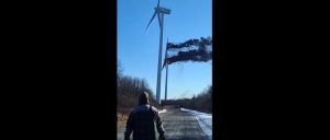 turbina eolica prende fuoco