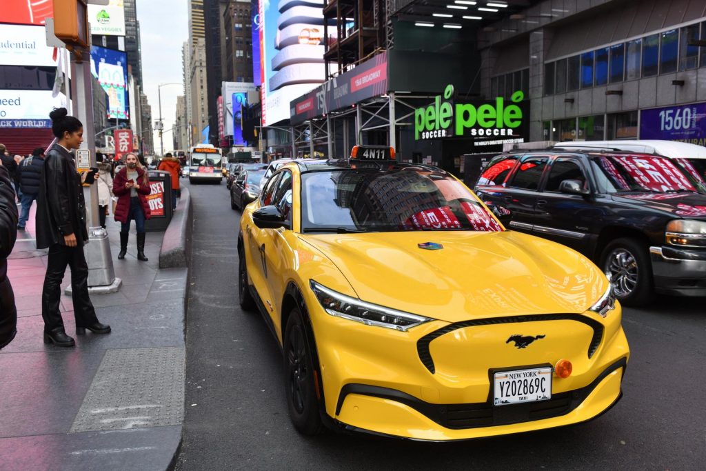 A New York arriva il primo taxi giallo Ford Mustang Mach-E