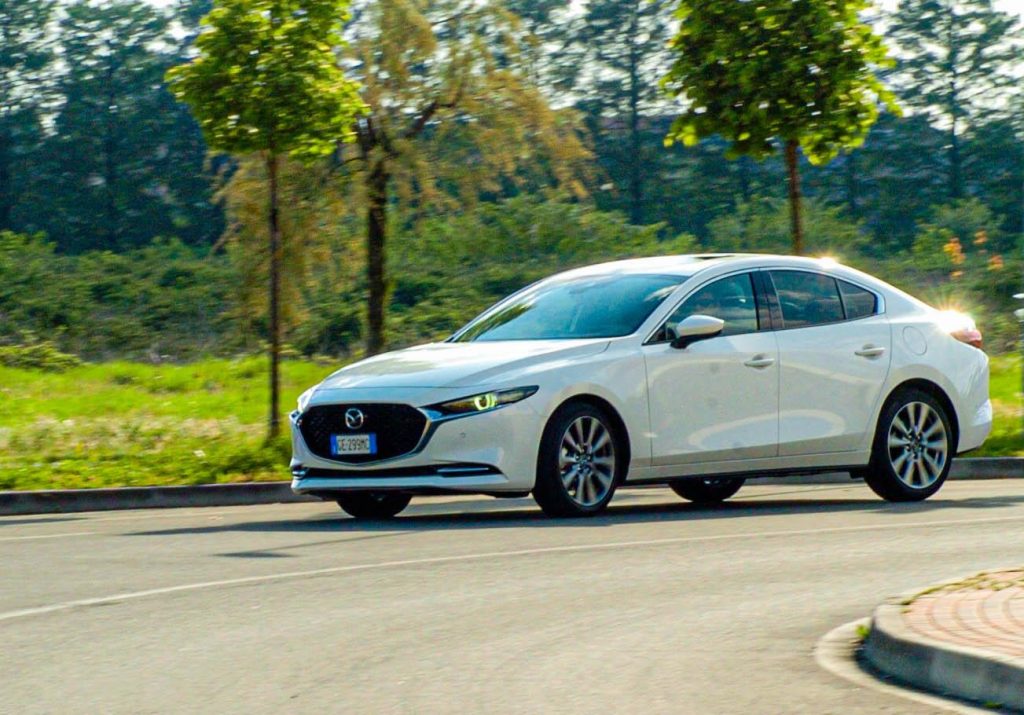 La recensione approfondita della Mazda 3 Sedan con prova su strada