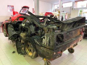 Ferrari F40 bruciata