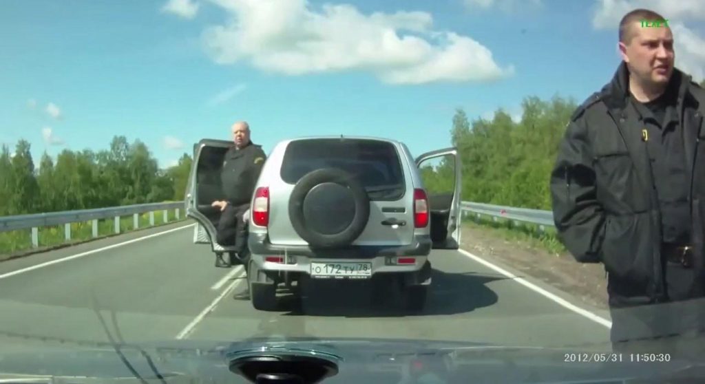 Russia: suona il clacson al furgone sbagliato, la reazione è pazzesca!