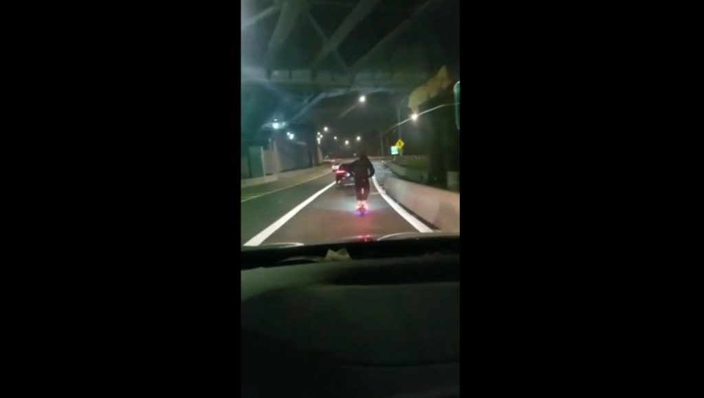 Monopattino a 80 kmh in autostrada e senza casco