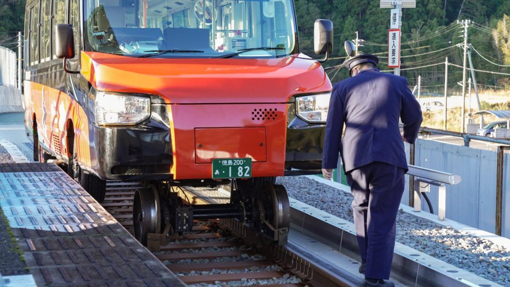 Dual Mode Vehicle: dal Giappone l’autobus che è anche un treno