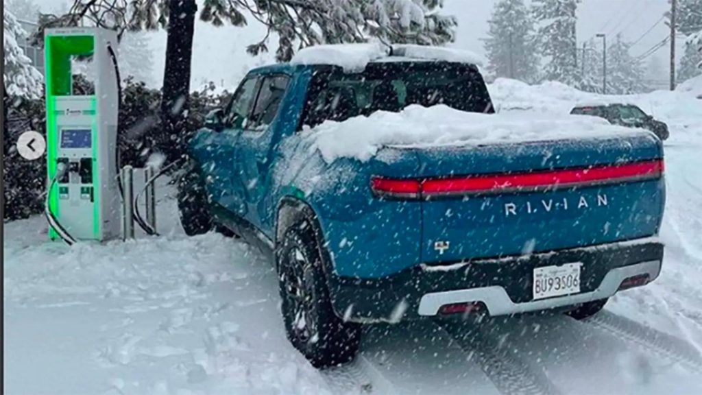 Rivian R1T è il pick-up elettrico che si diverte sulla neve