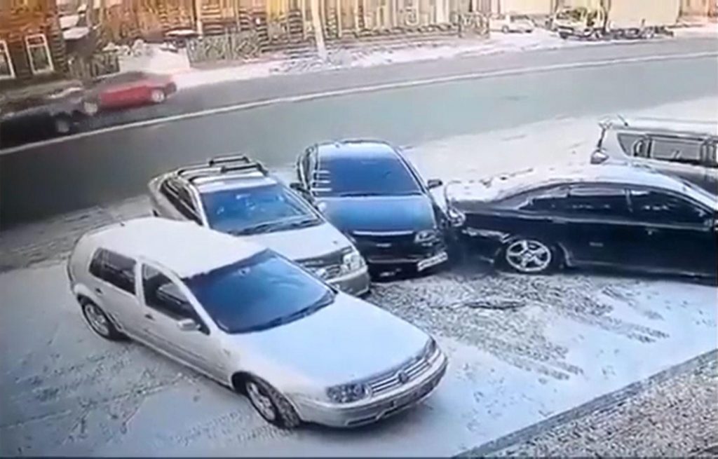 Ecco cosa succede quando due auto vogliono parcheggiare in un posto singolo!