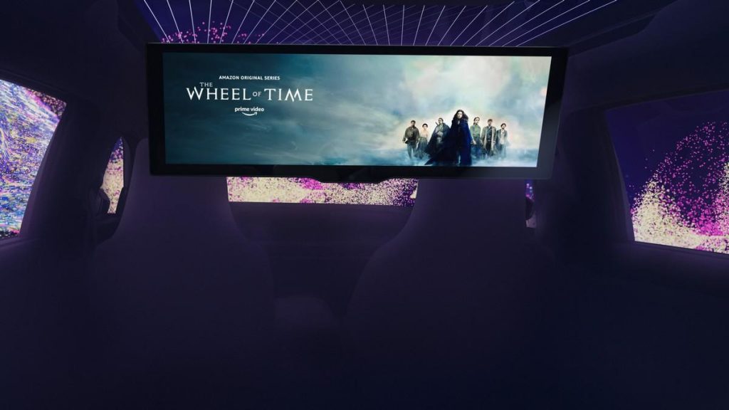 BMW Theatre Screen trasforma il retro del veicolo in una sala cinema