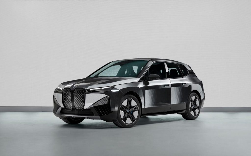 BMW iX Flow: la carrozzeria cambia colore grazie alla tecnologia elettroforetica