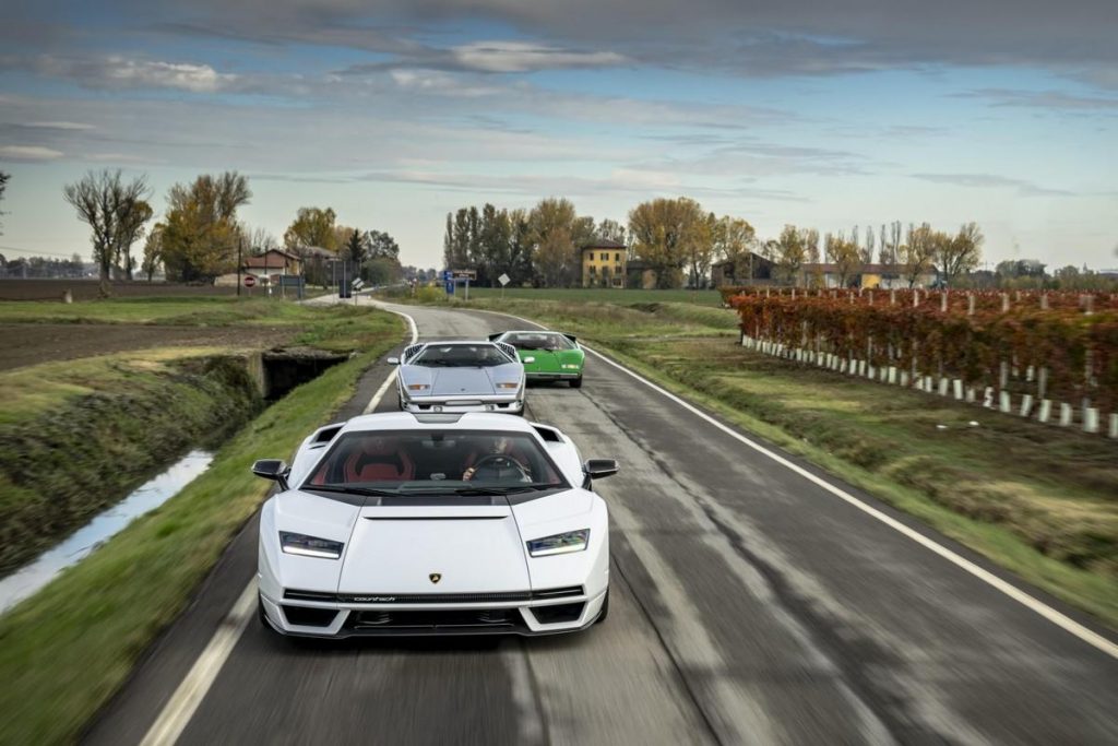 Nuova Lamborghini Countach LPI 800-4 on the road