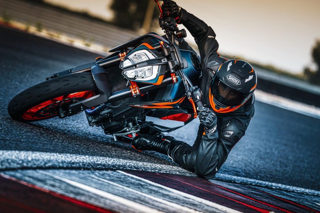KTM 890 Duke R 2022: potente naked da 121 CV e colore da MotoGP