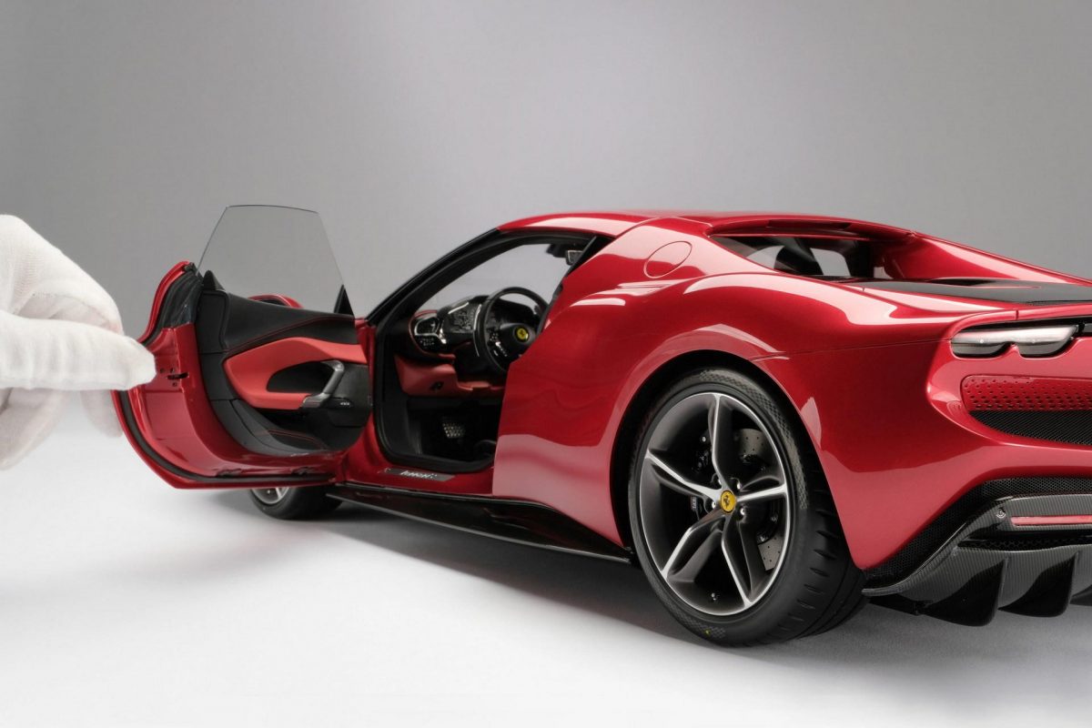 C'è un modellino Ferrari 296 GTB Amalgam da 12.000 € e li vale tutti.