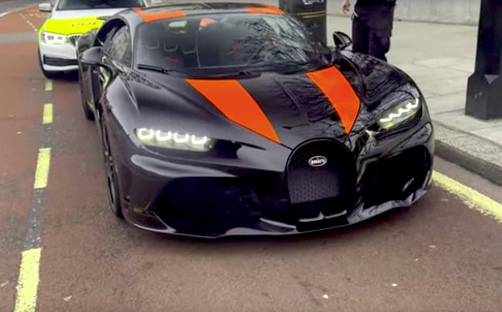 Niente targa anteriore, e la Bugatti Chiron Super Sport 300+ viene bloccata e multata dalla Polizia