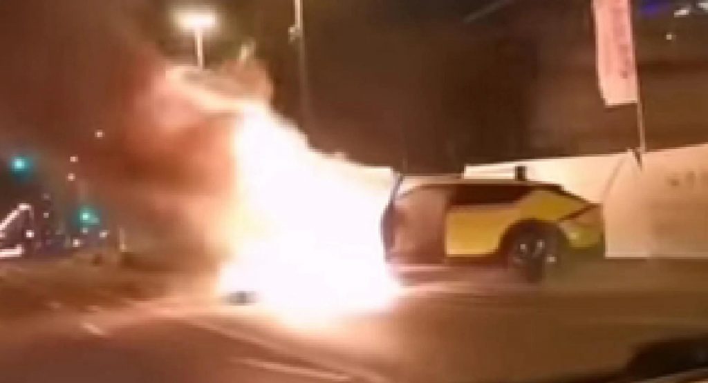 Una Kia EV6 completamente incendiata dopo un incidente a Budapest