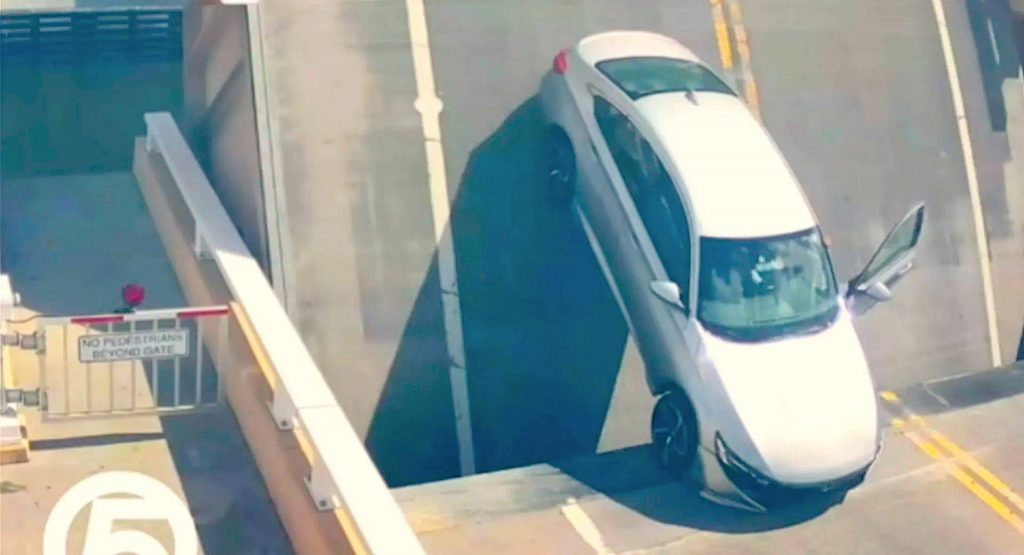 Il video dell’automobilista bloccato sul ponte levatoio mentre si apre