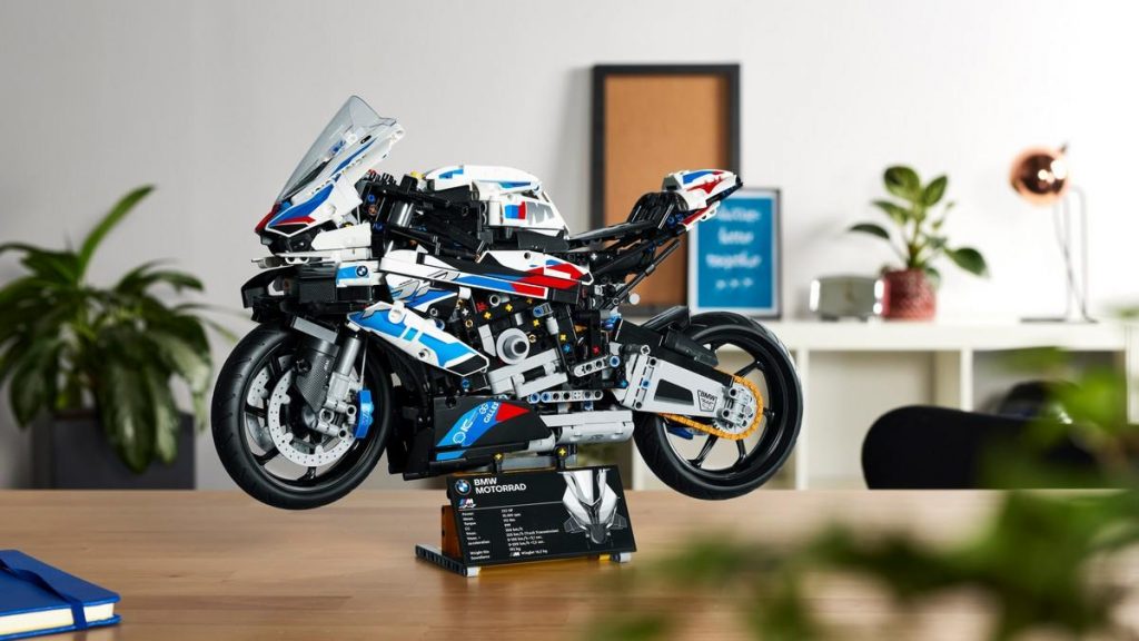 Lego Technic BMW M 1000 RR: si scaldano i motori al Lego Store Milano San Babila