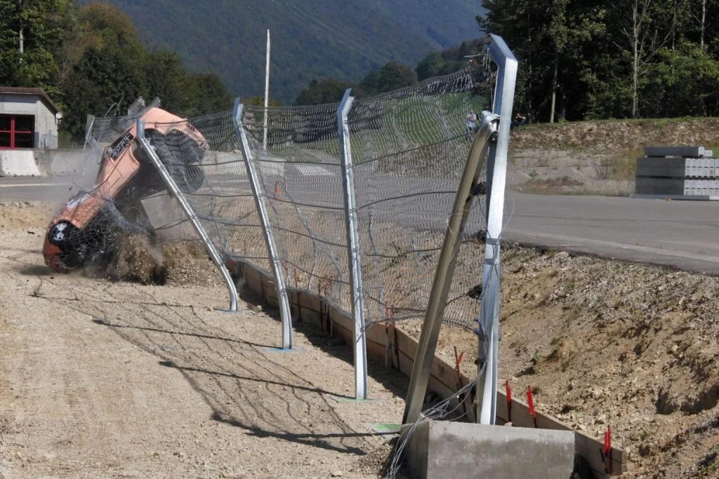 Il crash test delle recinzioni delle piste della Formula 1 è pazzesco!