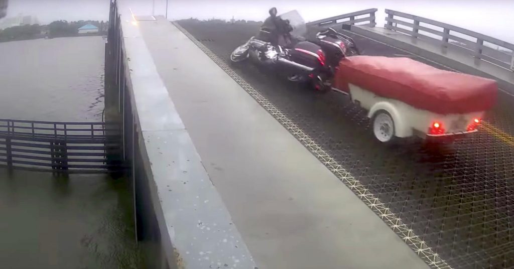 Un altro incidente su un ponte levatoio in USA, coinvolto un motociclista.