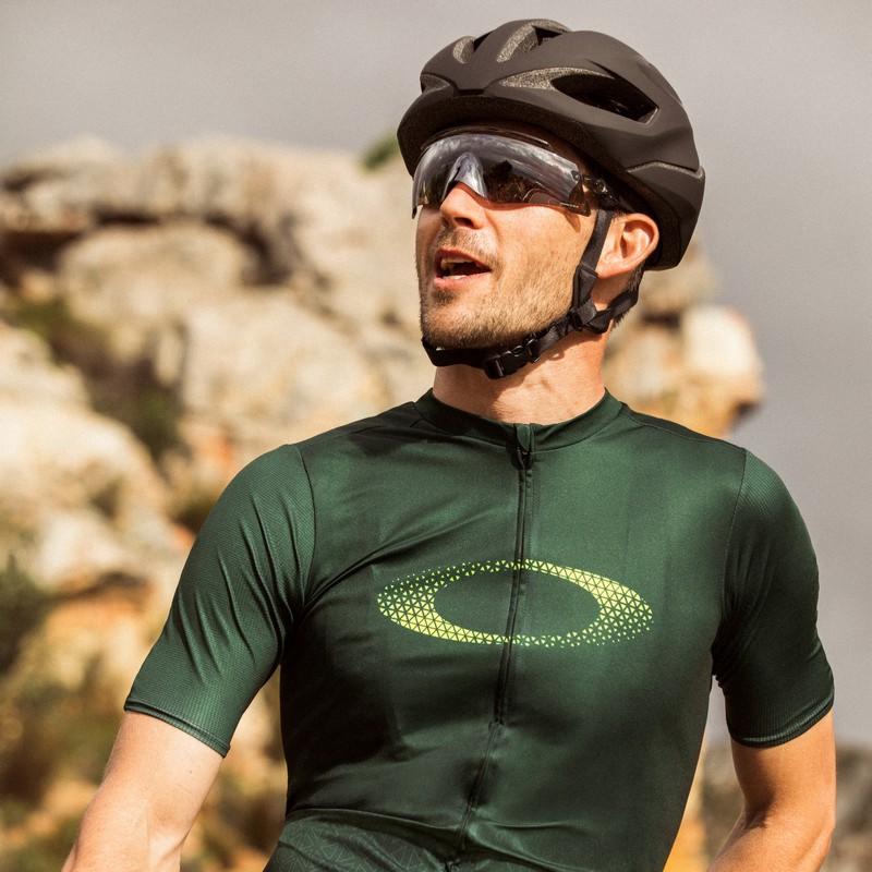 Oakley occhiali sportivi ciclismo 2022