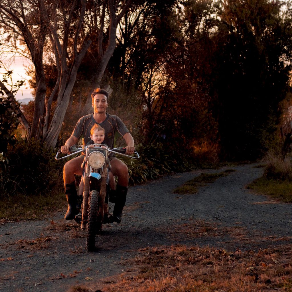 Portare un bambino in moto: requisiti, sicurezza e sanzioni