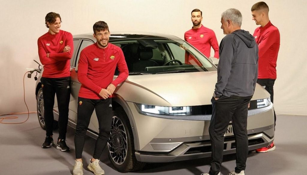 Hyundai Ioniq 5 AS Roma: José Mourinho regista per un giorno, il video