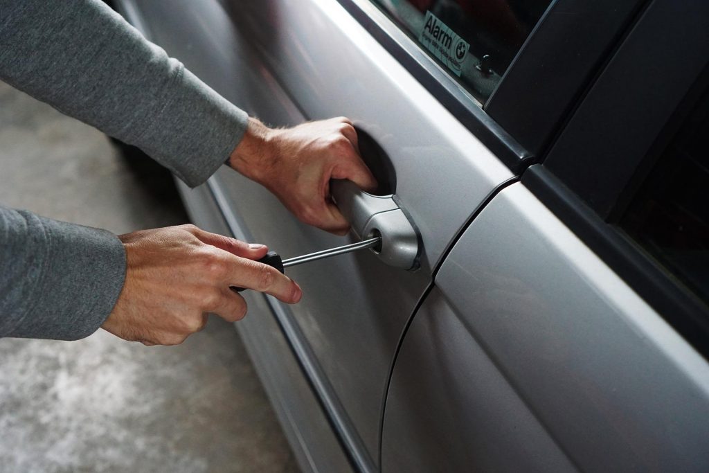 Parcheggiare in strade buie diminuisce le probabilità di furto