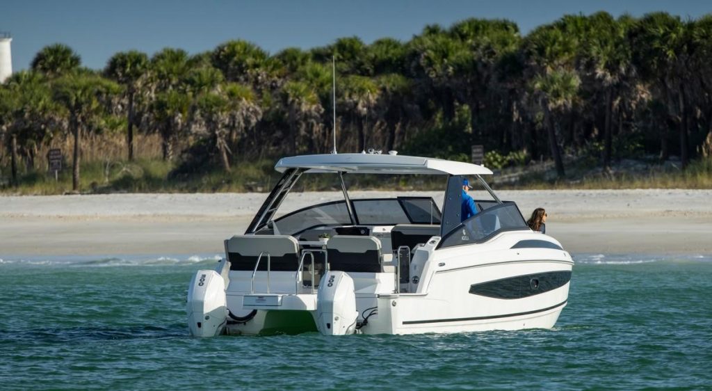 Aquila 32 Sport: il catamarano sportivo per crociere comode in meno di 10 metri