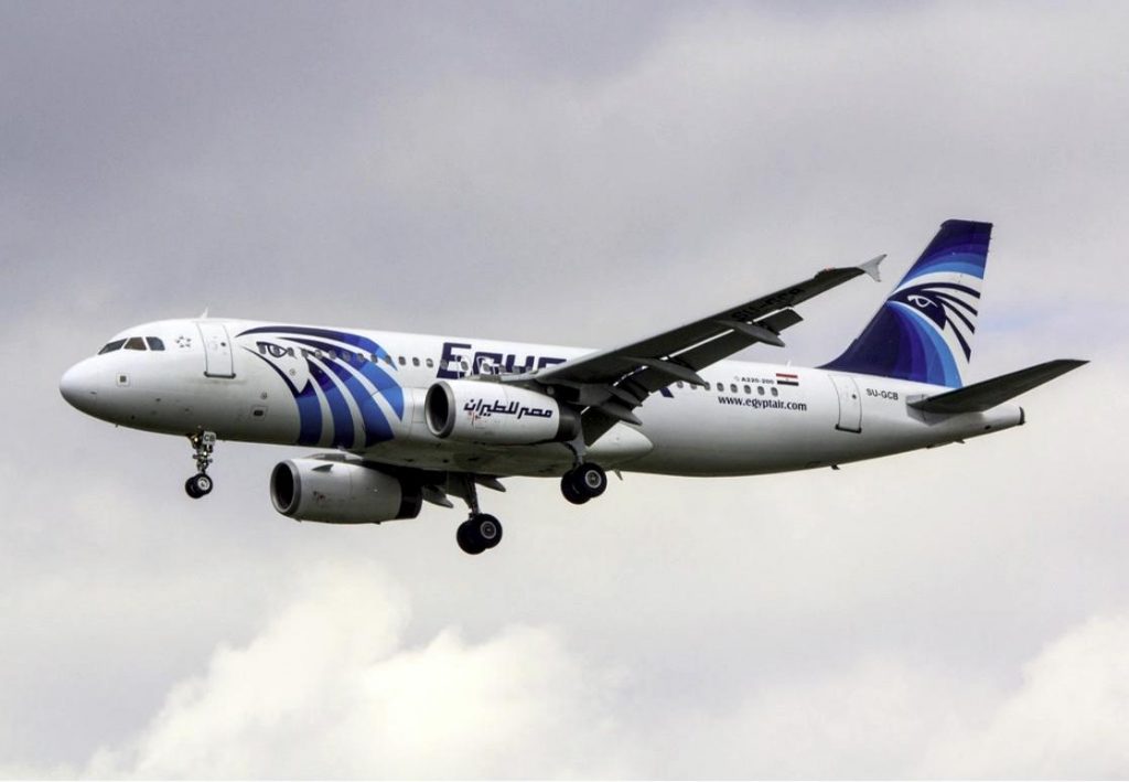 Il pilota fuma ed il volo EgyptAir precipita con 66 persone a bordo