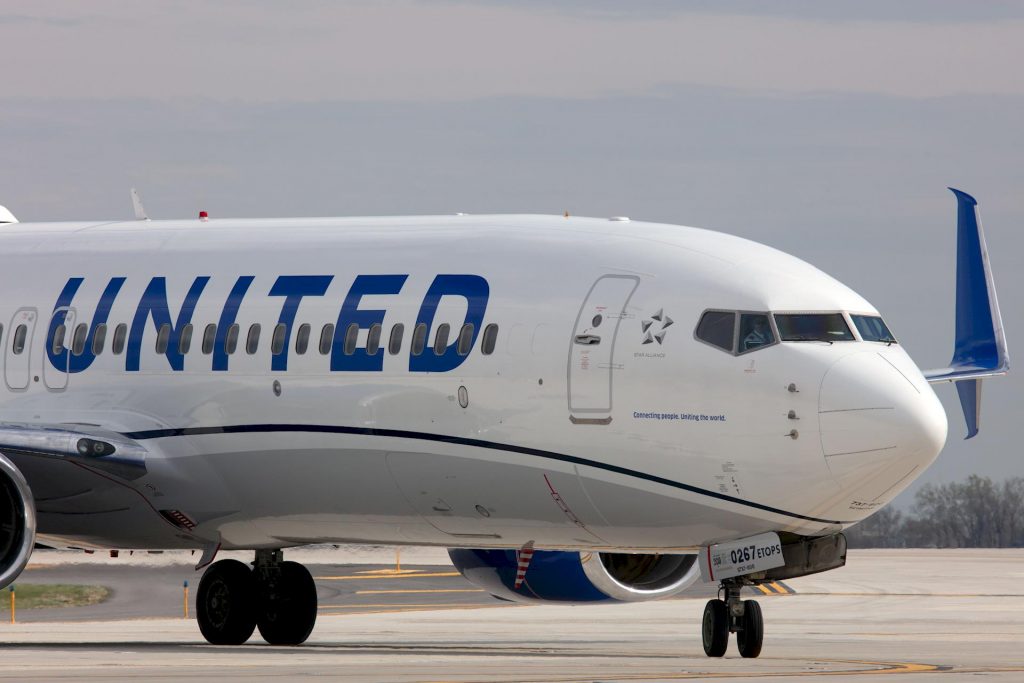 Passeggero si butta dall’aereo subito dopo l’atterraggio